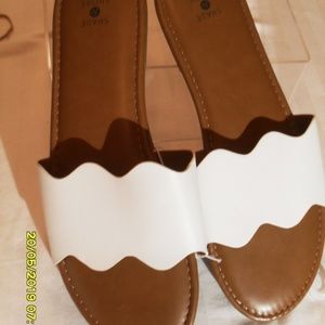 WOMEN'S WHITE SLIDE/SANDAL   SIZE 11